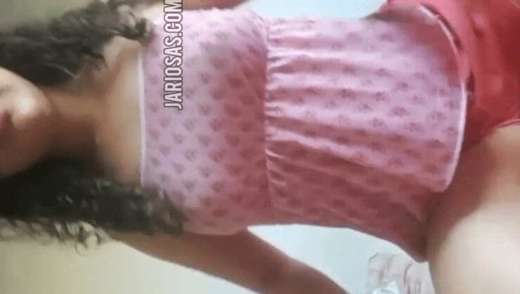 jovencita cachonda enseñando las tetas en videollamada
