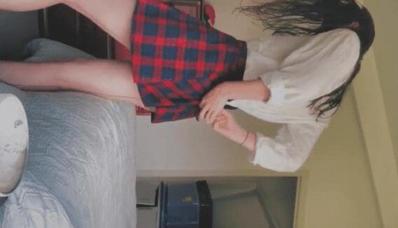 graban a la morrita colegiala cuando se esta cambiando y tiene un par de ricas nalgas