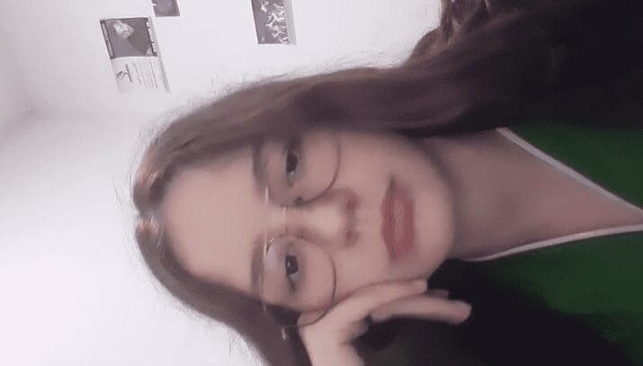 la morrita colegiala llegando del colegio les dice a sus amigos que se grabara bañandose