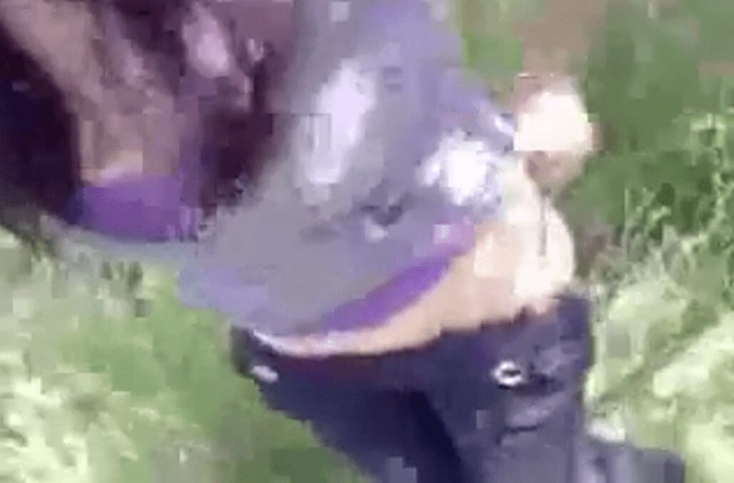 estas seguro que nadie viene por aqui? le dice la jovencita antes de que se la cojan en el monte