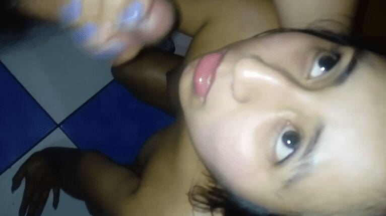 la jovencita no se la quiere chupar al novio y termina con la cara llena de leche