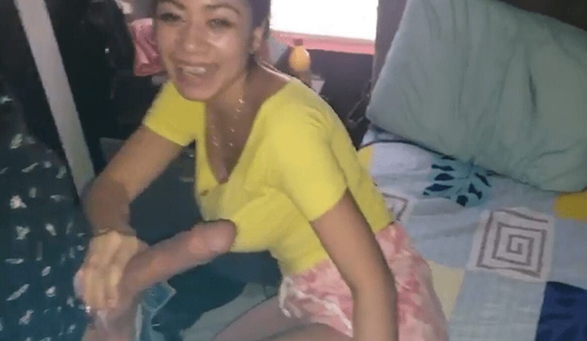 le lleva a su amigo vergon a la novia para que se la chupe