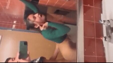 sus papas se dan cuenta que estan cogiendo en el baño
