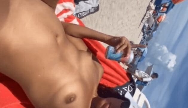 se desnuda completa en la playa y todos la ven