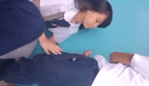 primero no queria chuparsela y despues no quiere sacarla de su boca