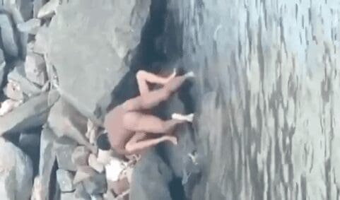 cogiendo a la orilla de la playa y los turistas los graban