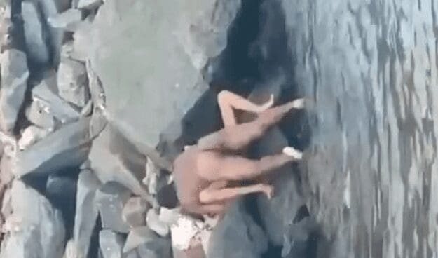 les pega la calentura y cogen en la paya frente a todos