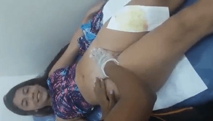 depilandole la panocha a una morrita y se exita