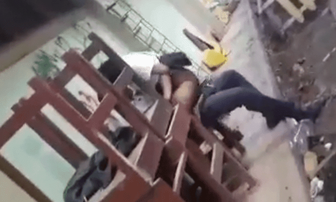 Alumnos pillados cogiendo detrás del salón