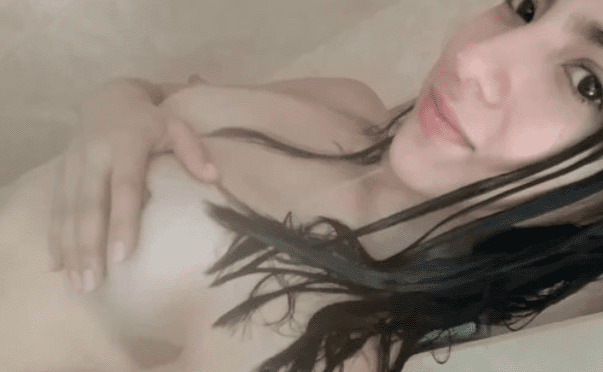 Chibolita sensual se graba en la ducha