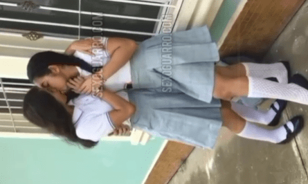 Colegialas calientes se dan placer en la escuela