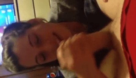 La morrita le hace un oral bien intenso
